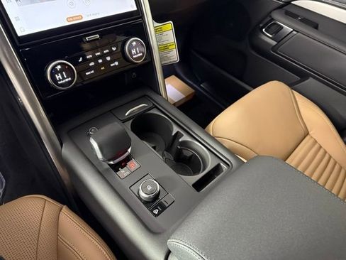 Certified 2025 Land Rover Discovery Dynamic SE image 21