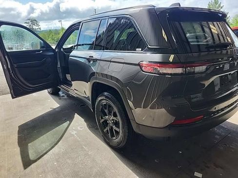Used 2024 Jeep Grand Cherokee Altitude AWD/4WD image 5