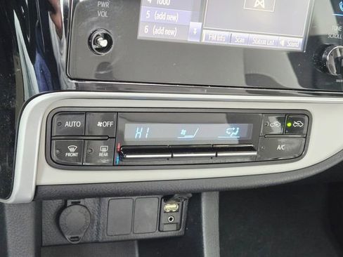 Used 2017 Toyota Corolla LE image 25