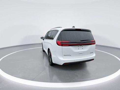 New 2026 Chrysler Pacifica Limited image 7