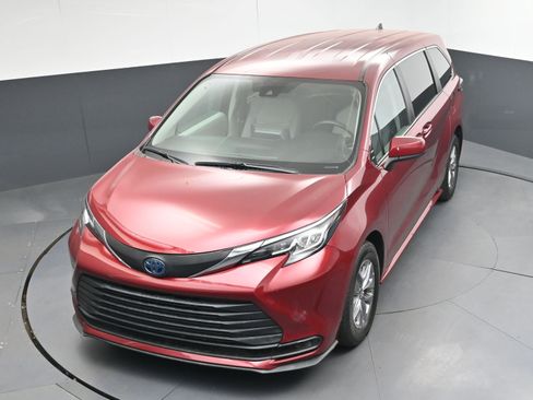 Used 2021 Toyota Sienna LE image 31