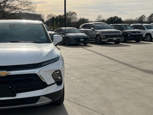 Used 2025 Chevrolet Blazer LT image 3