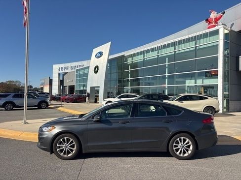 Used 2020 Ford Fusion SE image 2