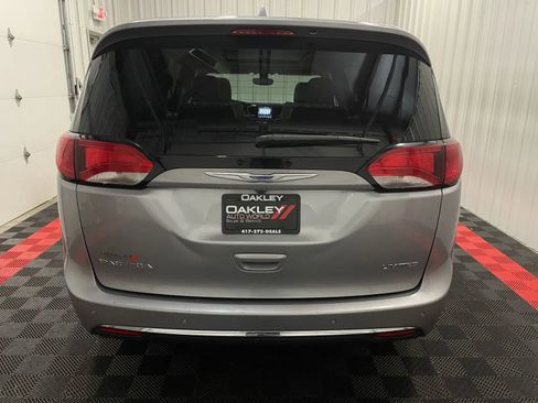 Used 2020 Chrysler Pacifica Limited FWD image 3