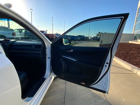 Used 2014 Toyota Camry SE image 17
