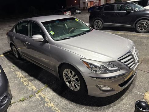 Used 2013 Hyundai Genesis 3.8 RWD image 3
