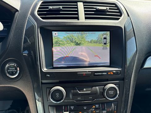 Used 2018 Ford Explorer XLT w/ Equipment Group 202A AWD/4WD image 32