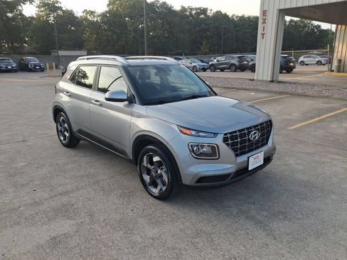 Used 2025 Hyundai Venue SEL FWD image 6