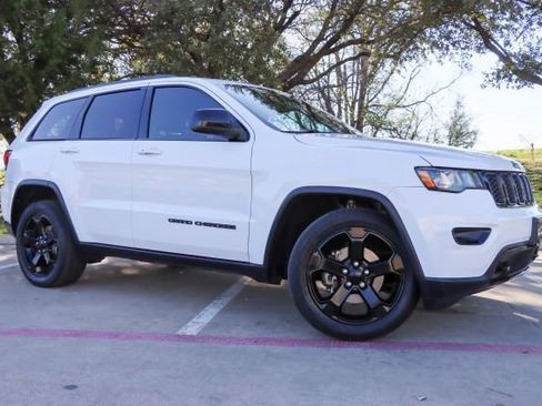 Used 2018 Jeep Grand Cherokee Laredo image 1