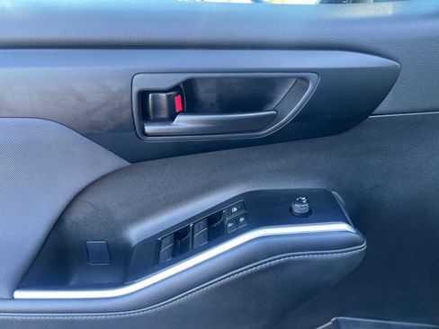 Used 2025 Toyota Highlander LE image 20