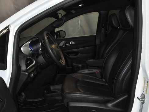 Certified 2025 Chrysler Pacifica Select image 12