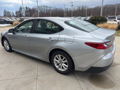 Used 2025 Toyota Camry LE image 5