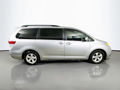 Used 2017 Toyota Sienna LE image 7