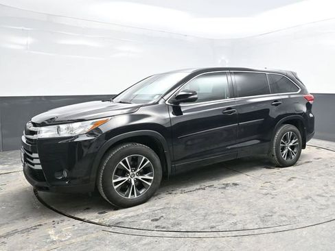 Used 2018 Toyota Highlander LE image 3