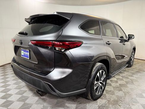 Used 2023 Toyota Highlander XLE image 5