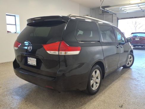 Used 2011 Toyota Sienna LE image 4