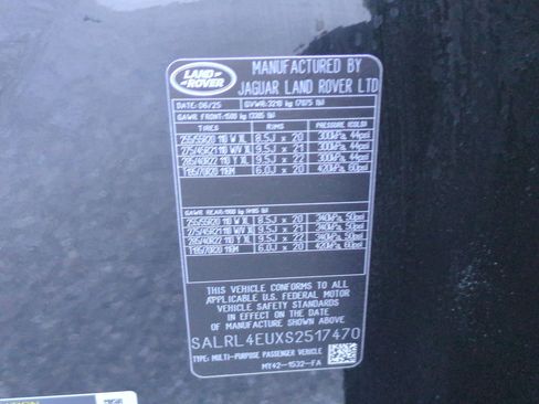 Used 2025 Land Rover Discovery Dynamic SE image 33