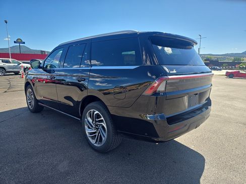 Used 2025 Lincoln Navigator Reserve AWD/4WD image 2