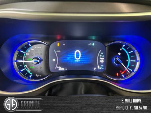 Used 2024 Chrysler Pacifica Limited FWD image 16