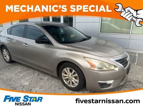 Used 2014 Nissan Altima 2.5 S w/ Sport Value Package FWD image 3