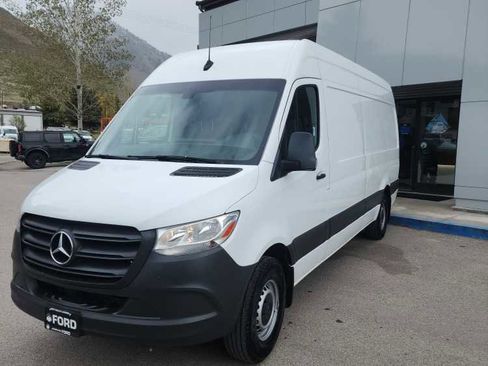 Used 2021 Mercedes-Benz Sprinter 2500 image 4