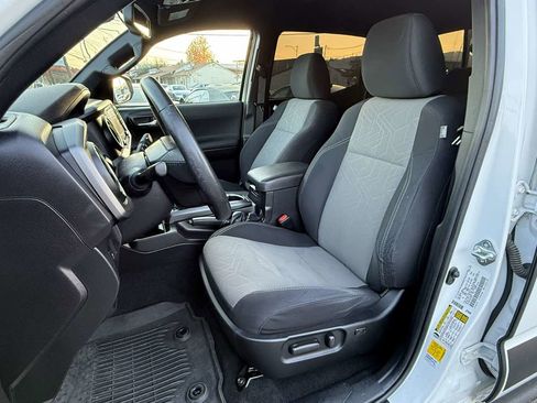 Used 2021 Toyota Tacoma TRD Off-Road image 4