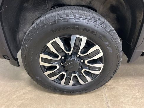 Used 2025 GMC Sierra 3500 Denali Ultimate image 9