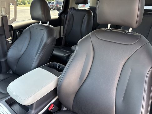 Used 2024 Kia Carnival LX image 4