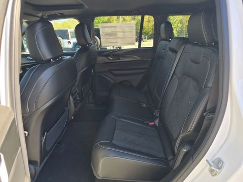 New 2025 Jeep Grand Cherokee Altitude image 10