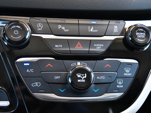 Used 2023 Chrysler Pacifica Touring-L FWD image 26