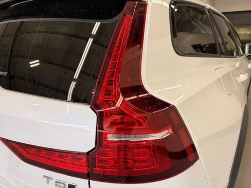 Used 2022 Volvo V60 T5 Cross Country AWD/4WD image 5