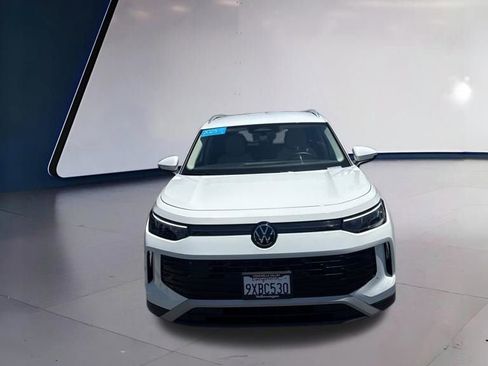 Certified 2025 Volkswagen Tiguan SE FWD image 7