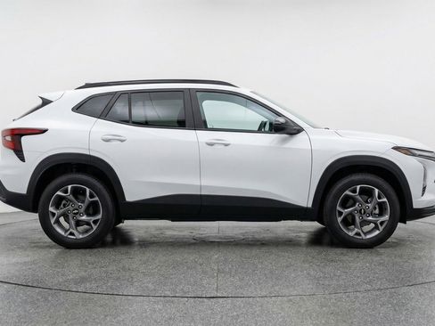 Used 2025 Chevrolet Trax LT w/ LT Convenience Package FWD image 11