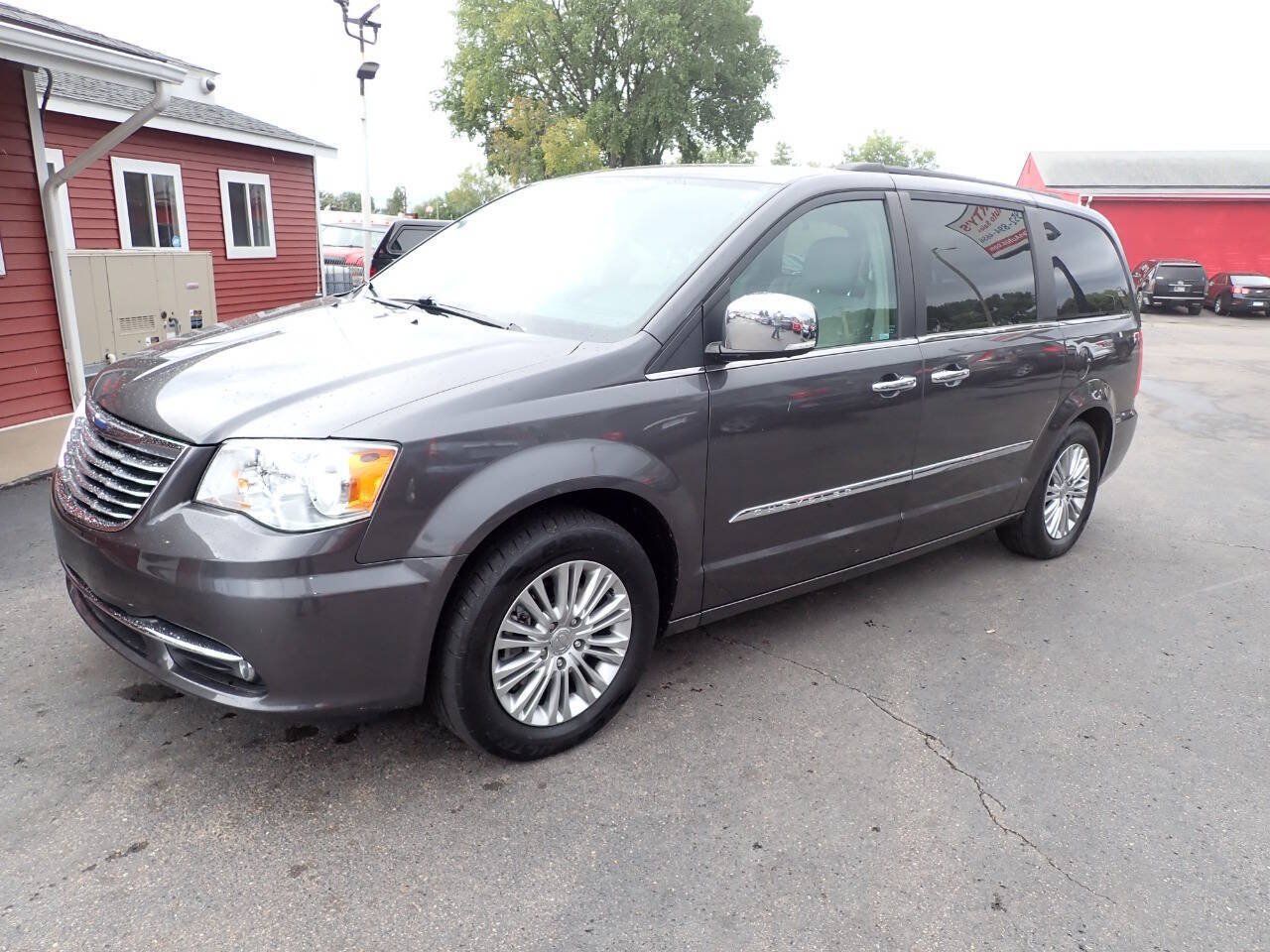 Used 2015 Chrysler Town & Country Touring-L w/ Driver Convenience Group FWD image 3