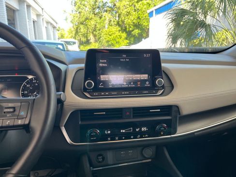 Used 2025 Nissan Rogue SV image 17