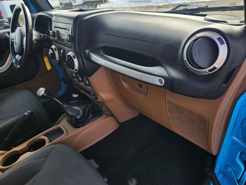 Used 2017 Jeep Wrangler Unlimited Sahara w/ Connectivity Group image 43