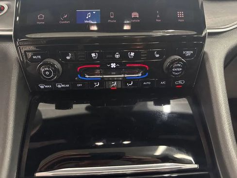Used 2024 Jeep Grand Cherokee Limited w/ Luxury Tech Group II AWD/4WD image 18