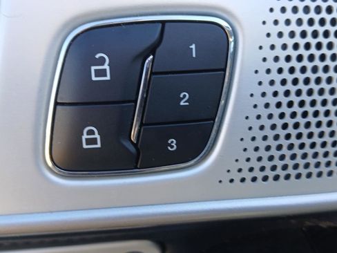 Used 2022 Ford Explorer Platinum w/ Technology Package image 12