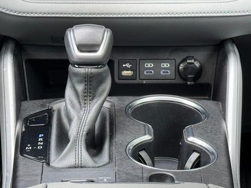 Used 2022 Toyota Highlander XLE AWD/4WD image 36