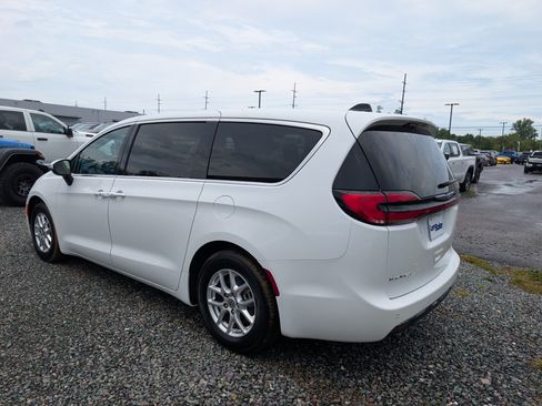 Used 2023 Chrysler Pacifica Touring-L FWD image 3