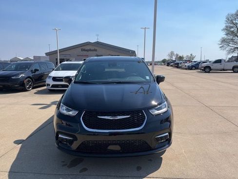 New 2026 Chrysler Pacifica Limited FWD image 2