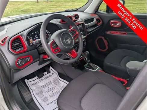 Used 2023 Jeep Renegade Latitude image 12