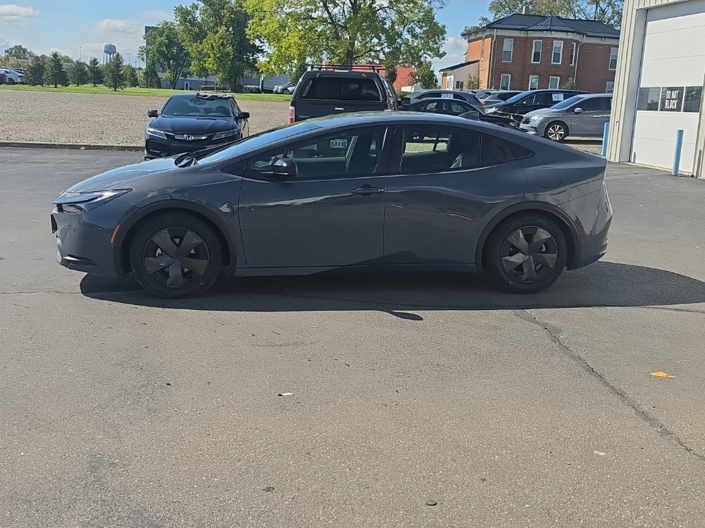 Used 2025 Toyota Prius LE FWD image 4