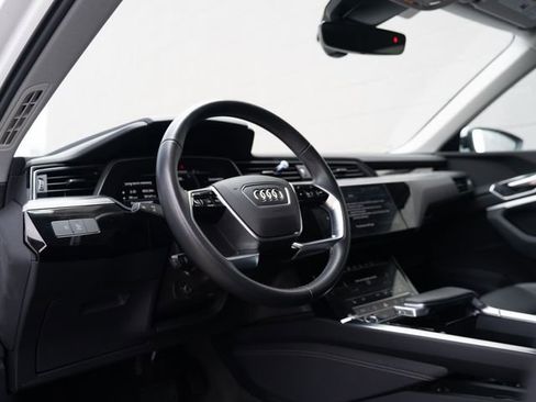 Used 2022 Audi e-tron Premium w/ Convenience Plus Package image 4