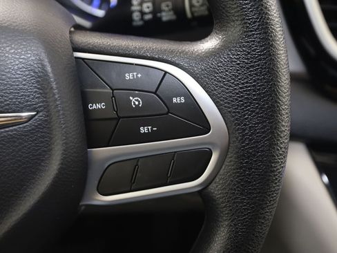Used 2020 Chrysler Pacifica Touring FWD image 35