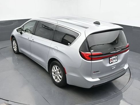 Used 2024 Chrysler Pacifica Touring-L FWD image 43