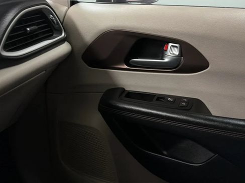 Used 2017 Chrysler Pacifica Touring-L FWD image 16