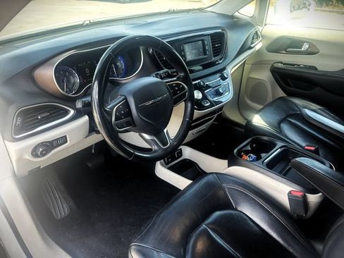 Used 2017 Chrysler Pacifica Touring-L FWD image 23