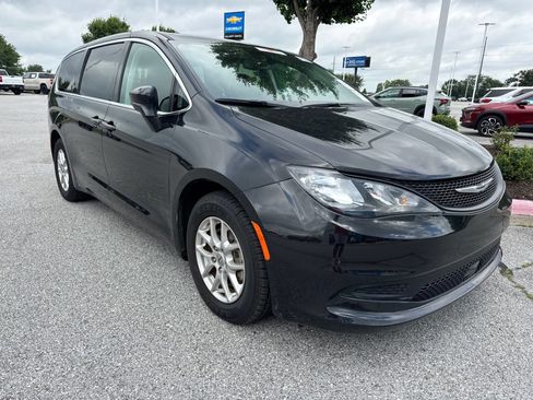 Used 2023 Chrysler Voyager LX FWD image 2