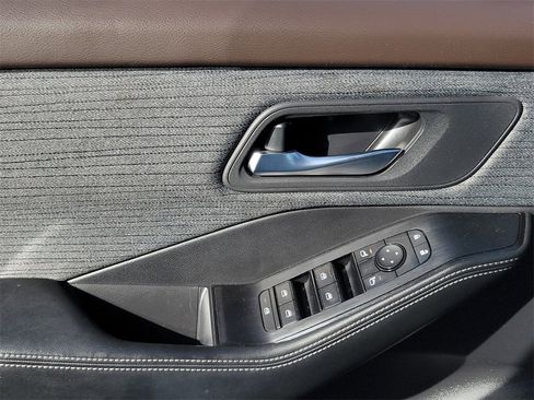 Used 2023 Nissan Rogue SV image 16